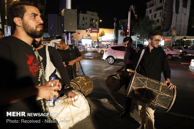 توزيع النذورات في ساحة "اندرزكو" 