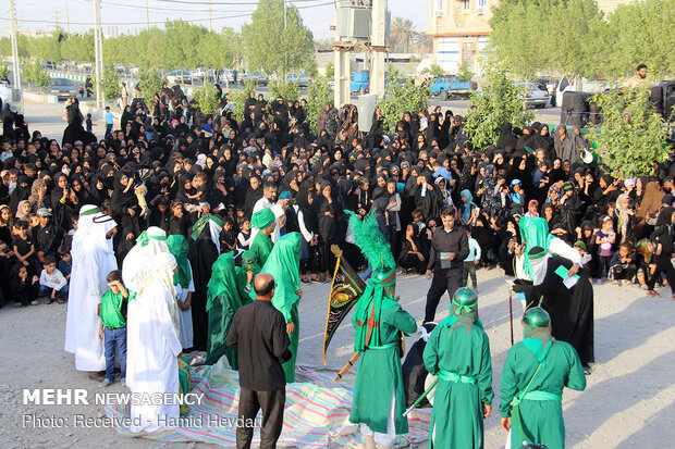 آیین نمادین ورود کاروان امام حسین(ع) به دشت کربلا در هشت بندی هرمزگان