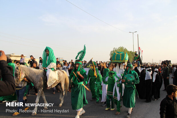 آیین نمادین ورود کاروان امام حسین(ع) به دشت کربلا در هشت بندی هرمزگان