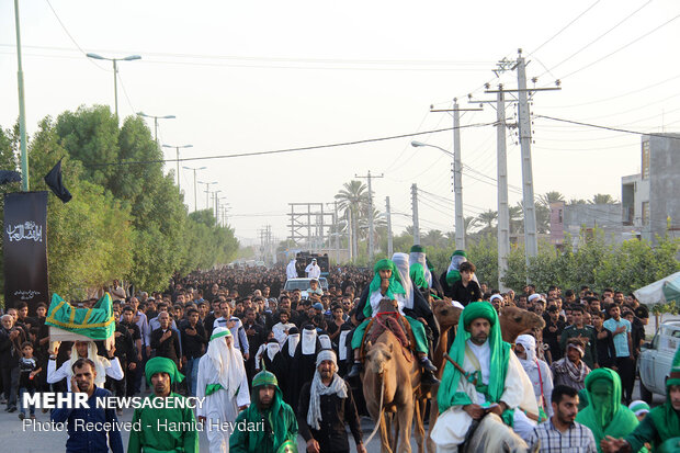 آیین نمادین ورود کاروان امام حسین(ع) به دشت کربلا در هشت بندی هرمزگان