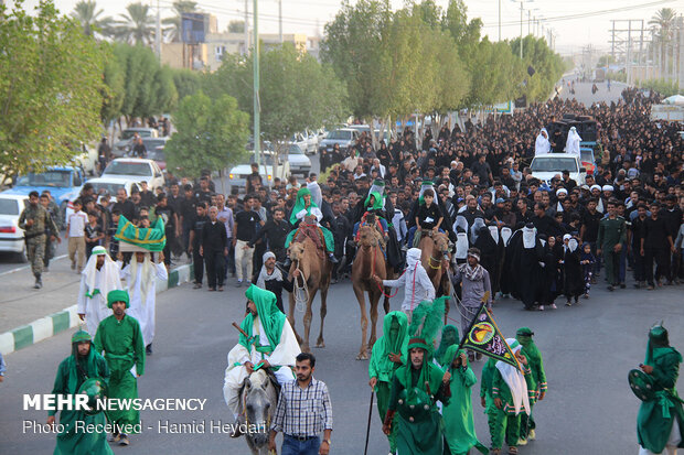 آیین نمادین ورود کاروان امام حسین(ع) به دشت کربلا در هشت بندی هرمزگان