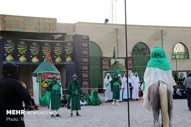 آیین نمادین ورود کاروان امام حسین(ع) به دشت کربلا در هشت بندی هرمزگان