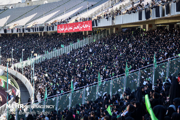 تجمع "الرضع الحسينيون" في ملعب آزادي بالعاصمة طهران