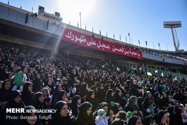 تجمع "الرضع الحسينيون" في ملعب آزادي بالعاصمة طهران