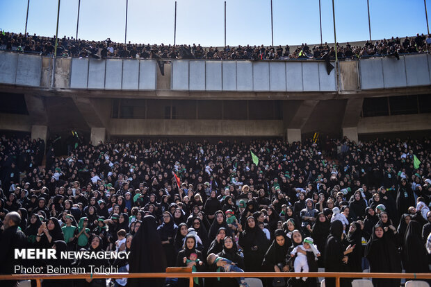 تجمع "الرضع الحسينيون" في ملعب آزادي بالعاصمة طهران