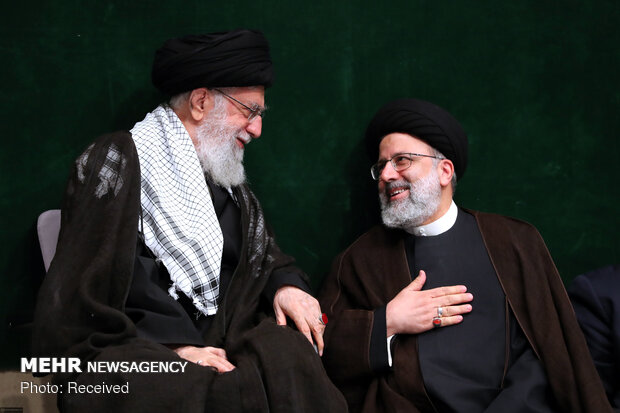 Leader attends Imam Hussein’s mourning ceremony 