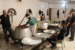 اطعام عزاداران حسینی(ع) در روستای بیابانک سمنان