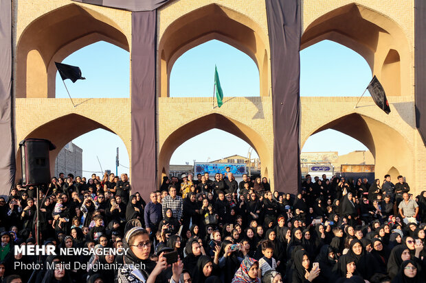 تعزیه خوانی گروهی از معلولین در میدان امیر چخماق یزد