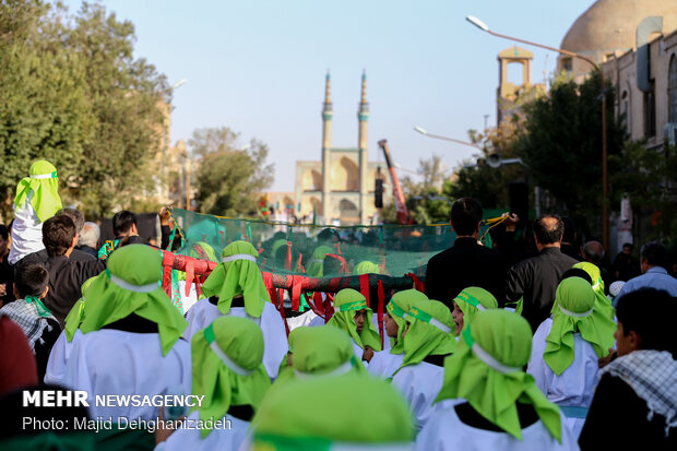 اجتماع بزرگ عاشوراییان در یزد حسینیه ایران