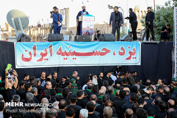 اجتماع بزرگ عاشوراییان در یزد حسینیه ایران