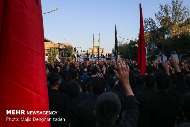 اجتماع بزرگ عاشوراییان در یزد حسینیه ایران