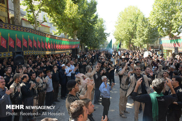 آیین «گِل مالی» مردم لرستان در عاشورای حسینی