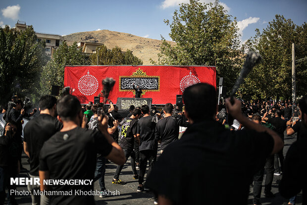 آیین خیمه سوزان در ولنجک تهران