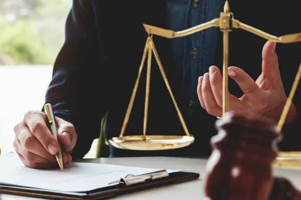 بهترین وکیل برای مشاوره حقوقی چه ویژگی‌هایی باید داشته باشد؟