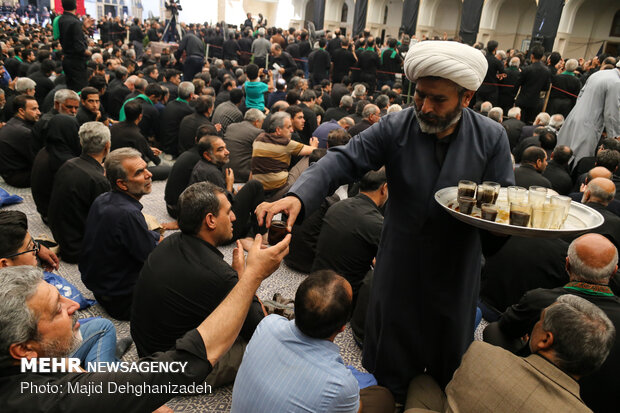 میزبانی و پذیرایی روحانیون یزدی از عزاداران مسجد ملا اسماعیل یزد