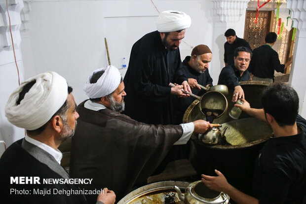 میزبانی و پذیرایی روحانیون یزدی از عزاداران مسجد ملا اسماعیل یزد