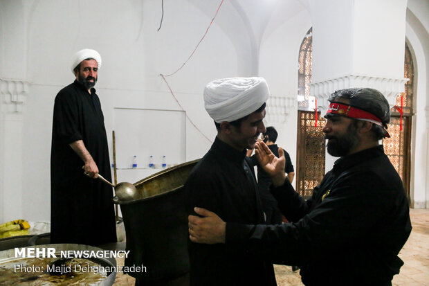 میزبانی و پذیرایی روحانیون یزدی از عزاداران مسجد ملا اسماعیل یزد