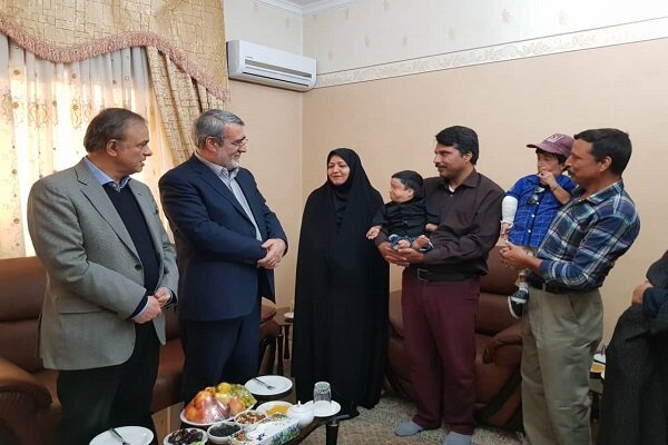 کوتاه قامتترین مرد ایران با وزیر کشور در مشهد دیدار کرد کوتاه قامتترین مرد ایران با وزیر کشور در مشهد دیدار کرد