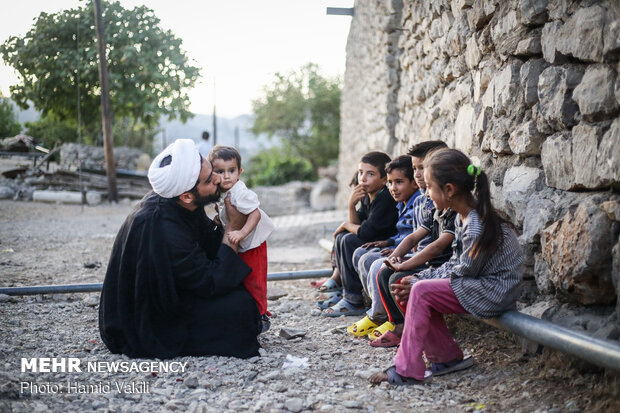 بازی حجت الاسلام صالحی با کودکان در روستا