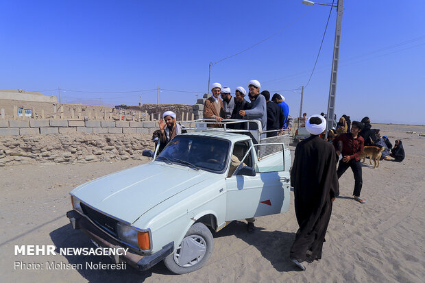 خدمت طلاب و روحانیون در مناطق سیل زده سیستان و بلوچستان 