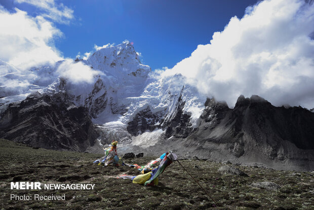 Everest Dağları'ndaki buzlar erimeye başladı