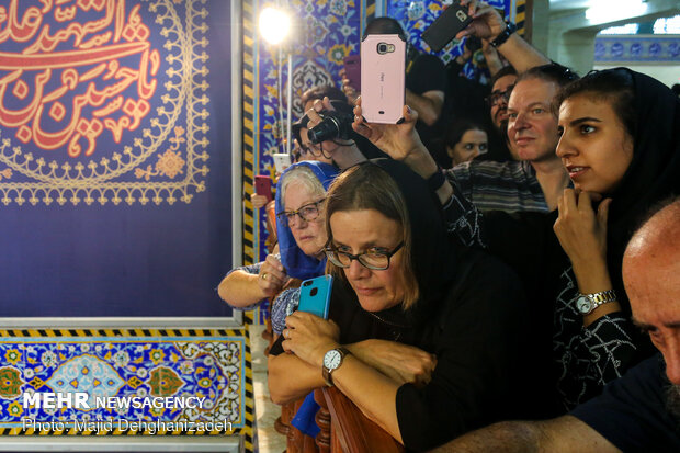 حضور گردشگران خارجی در مراسم عزاداری «حسینیه ایران»