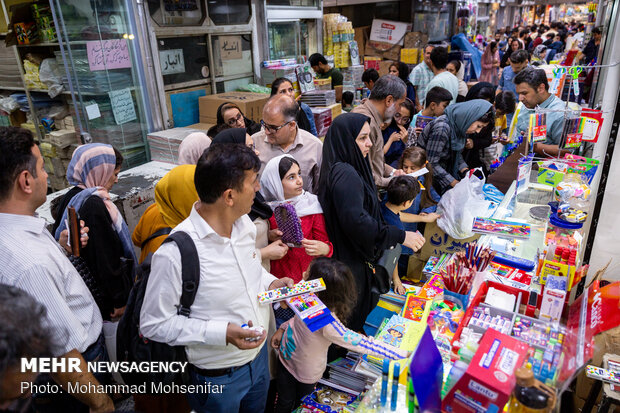 Stationery markets abuzz on eve of New School Year in Iran