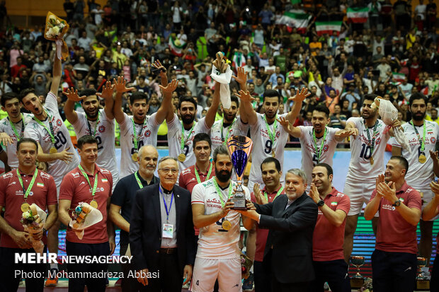 احتفال المنتخب الايراني بتربعه عرش بطولة آسيا لكرة الطائرة
