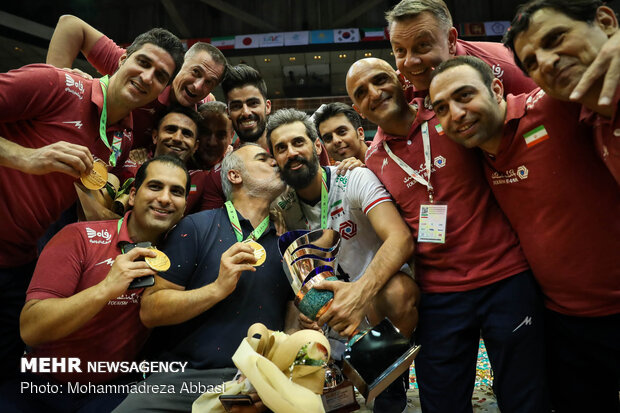 İranlı milli voleybolcular şampiyonluğu kutladı