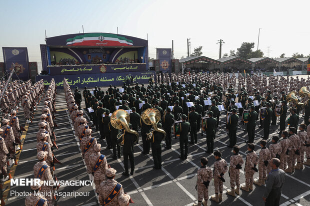 العرض العسكري للقوات المسلحة الايرانية في جنوب العاصمة طهران 