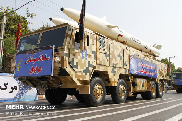 رژه آخرین سامانه‌ها و تجهیزات دفاعی نیروهای مسلح درحرم امام(ره)