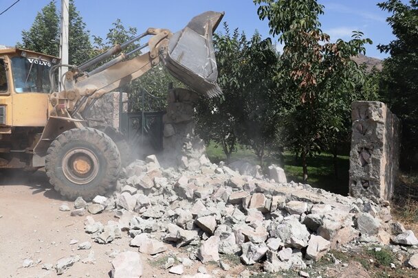 تخریب ٩١ مورد دیوار کشی غیرمجاز در منطقه وادان دماوند
