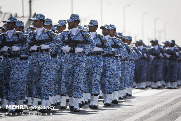 العرض العسكري للقوات المسلحة الايرانية في جنوب العاصمة طهران 