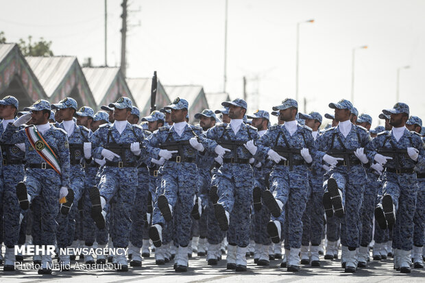 العرض العسكري للقوات المسلحة الايرانية في جنوب العاصمة طهران 