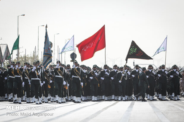 العرض العسكري للقوات المسلحة الايرانية في جنوب العاصمة طهران 