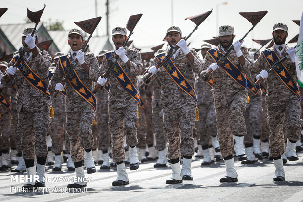 العرض العسكري للقوات المسلحة الايرانية في جنوب العاصمة طهران 