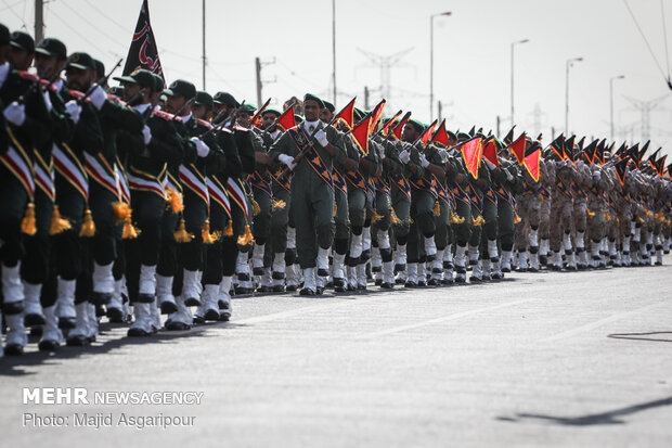 العرض العسكري للقوات المسلحة الايرانية في جنوب العاصمة طهران 