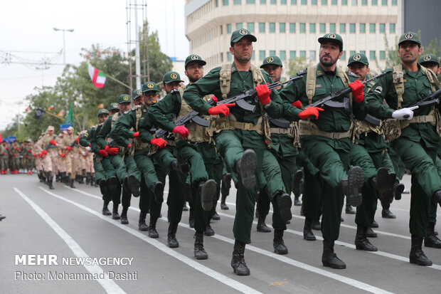 احترام و محبت واقعی سرلوحه رفتار مسئولان و سربازان باشد