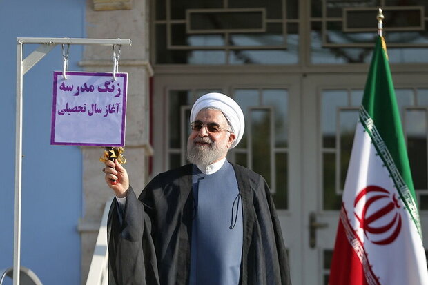 روحاني دقّ جرس إحدى مدارس طهران إيذانا ببدء الموسم الدارسي في إيران