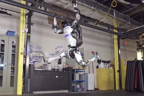 فیلم رباتی که بالانس می زند