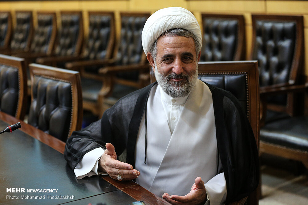رئیسی برای مجلس و قانون حریم قائل است/ روحانی به مجلسی‌ها «بها» نمی‌داد