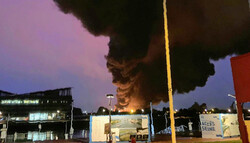 فرانس کے شہر روین میں ایک فیکٹری میں آگ لگ گئی