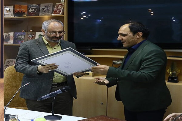 نشان درجه یک نویسندگی دفاع مقدس به محسن مومنی شریف اهدا شد