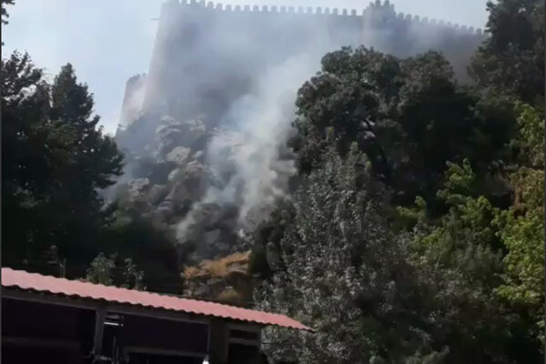 آتش‌سوزی در حریم بنای تاریخی قلعه «فلک الافلاک» / حریق اطفاء شد