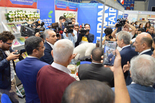Senior Azeri officials visit Iran’s pavilion at 6th Baku Book Fair