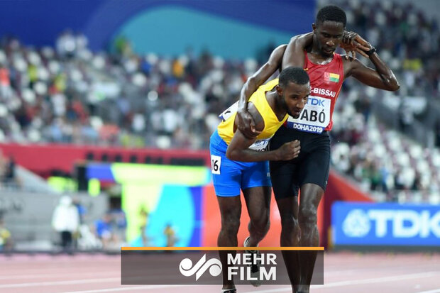 VIDEO: Sportsmanship fully displayed as runner helps exhausted rival cross finish line