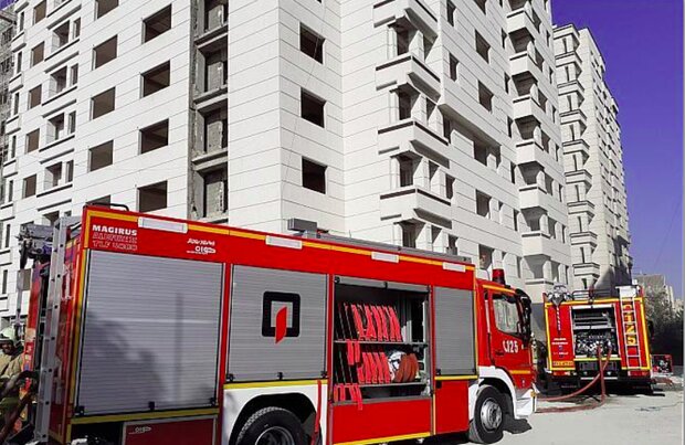 آتش سوزی در مجتمع پزشکان شیراز/ نجات مصدوم محبوس شده در ساختمان