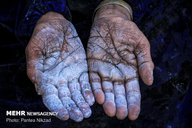 Making a living by harvesting salt by hand