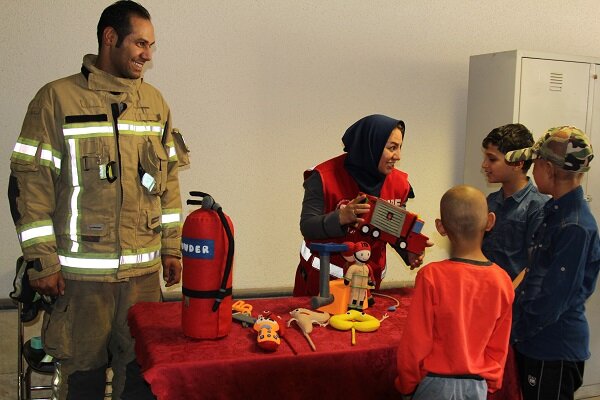 آرزوی کودکان محک در دیدار با قهرمانان آتش‌نشان 