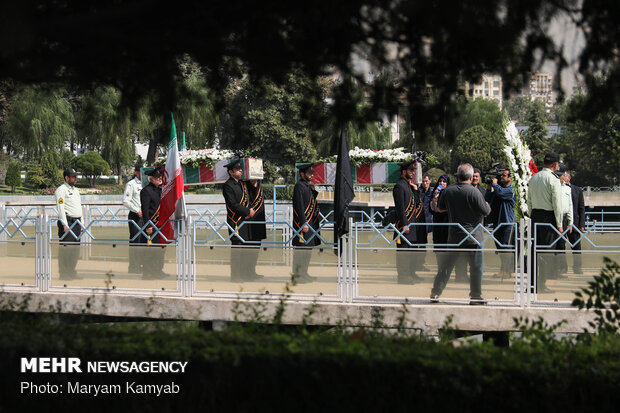 تشییع شهدای گمنام در نمایشگاه بین المللی تهران